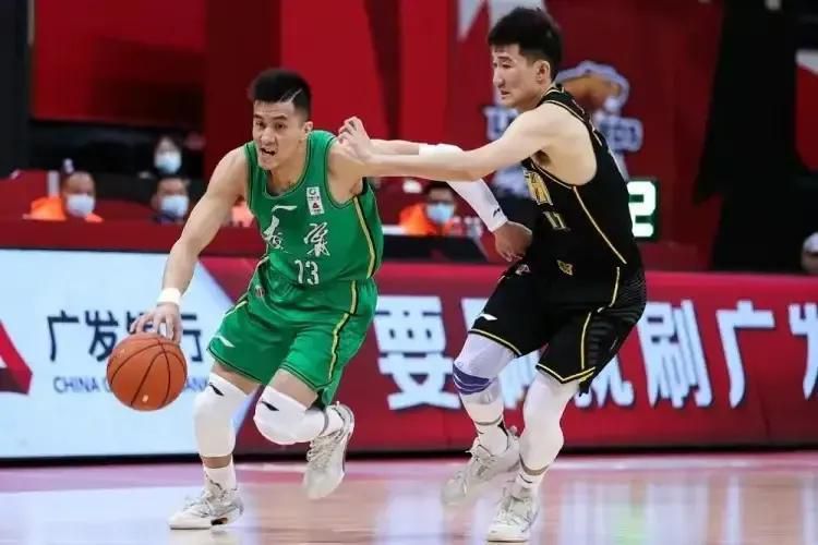 无论马奎尔本赛季表现有多么出色，他都不能保证下赛季仍然担任球队的首发中卫。